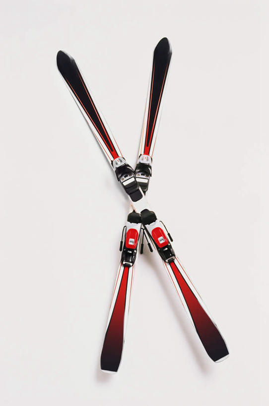 无人,交叉,竖图,俯视,室内,特写,白天,白色背景,锻炼,运动,静物,阴影,反射,影子,一对,运动器械,健身器械,摄影,影棚,滑雪板,滑雪鞋,健身器材,滑雪装备,相交,交集,体育,彩图,高角度拍摄,影棚拍摄,健身,拍摄,运动器材