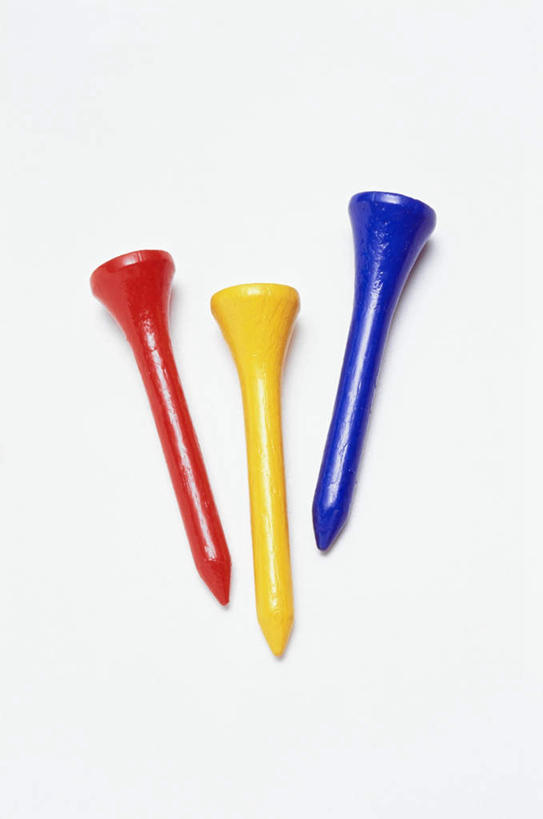 无人,竖图,俯视,室内,特写,白天,白色背景,锻炼,运动,静物,阴影,反射,高尔夫,高尔夫球,影子,塑料,球座,运动器械,三个,黄色,红色,蓝色,塑料制品,健身器械,摄影,球托,影棚,高尔夫球杆,健身器材,高尔夫运动,高尔夫球具,体育,彩图,高角度拍摄,影棚拍摄,健身,拍摄,运动器材