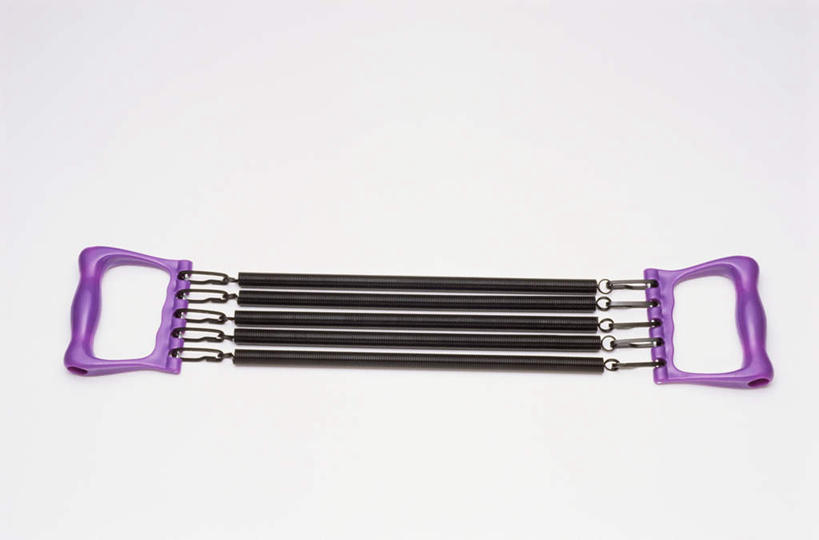 无人,横图,俯视,室内,特写,白天,白色背景,锻炼,运动,静物,金属制品,一排,阴影,整齐,反射,金属,弹簧,影子,运动器械,排列,一个,紫色,健身器械,摄影,影棚,队列,健身器材,拉力器,体育,彩图,高角度拍摄,影棚拍摄,健身,拍摄,运动器材