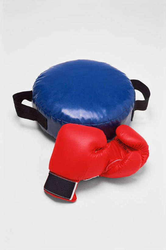 无人,竖图,俯视,室内,特写,白天,白色背景,锻炼,安全,运动,静物,一副,阴影,反射,影子,防护,拳击手套,运动器械,一个,红色,蓝色,手套,健身器械,摄影,影棚,单个,保护,沙袋,保险,健身器材,保全,周全,安稳,安定,防护手套,平安,体育,彩图,高角度拍摄,影棚拍摄,健身,拍摄,运动器材