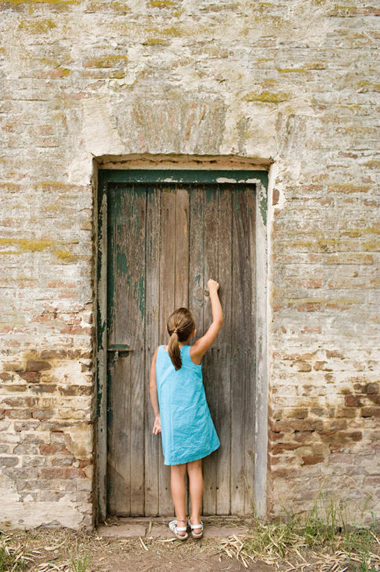 西方人,儿童,一个人,站,举,竖图,室外,白天,裙子,纯洁,门,欧洲,欧洲人,仅一个女性,仅一个人,连衣裙,墙,砖墙,墙壁,墙面,小孩,背面,把手,门把手,门框,托,站着,仅一个小孩,可爱,童年,童趣,拍,门把,童真,烂漫,无邪,天真,女孩,女人,女性,白种人,孩子,举起,举手,举着,拉手,向上举,向上伸,向上托,站立,彩图,全身,女生,敲门