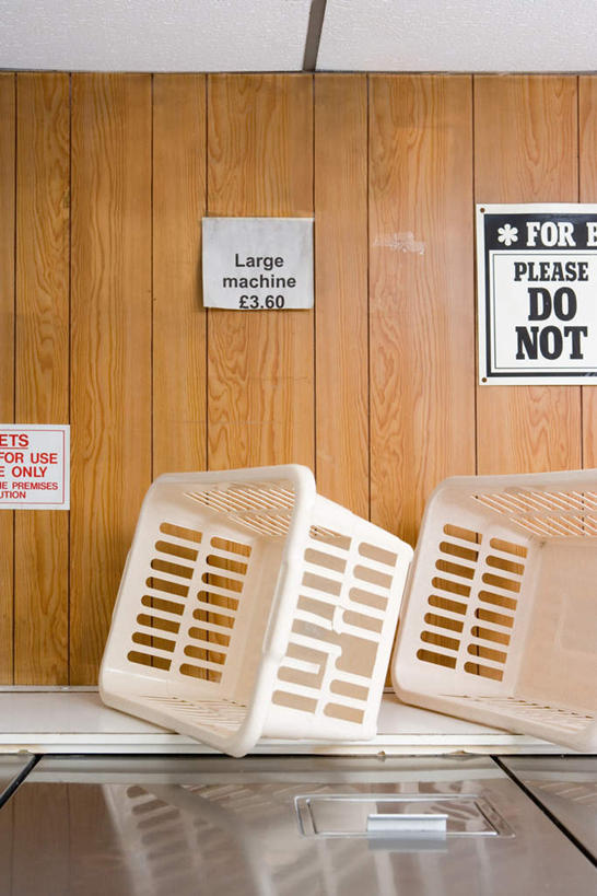 无人,竖图,室内,特写,白天,正面,一排,整齐,电器,篮子,塑料,墙,墙壁,墙面,排列,两个,容器,塑料制品,洗衣机,储藏,家电,家用电器,储存,队列,清洗,洗涤,彩图,贮存