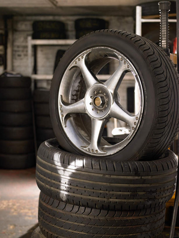 无人,竖图,室内,白天,正面,一堆,堆叠,堆积,英文,标志,文字,字符,字母,仓库,标识,轮胎,堆,英文字母,彩图,堆栈