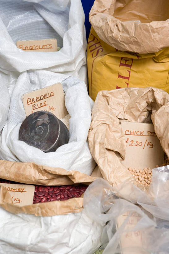 无人,商店,竖图,俯视,室内,特写,白天,购物,消费,植物,超市,豆,蔬菜,袋子,一堆,许多,堆叠,堆积,新鲜,豆类,豆子,刀豆,谷类,谷物,食品,米,很多,麻袋,四季豆,大米,食物,容器,金融,百货,有机食品,绿色食品,储藏,堆,储存,芸豆,选购,贸易,百货公司,豆科,菜豆,二季豆,白肾豆,架豆,玉豆,去豆,血拼,多花菜豆,彩图,高角度拍摄,购物商场,购物中心,商业中心,贮存