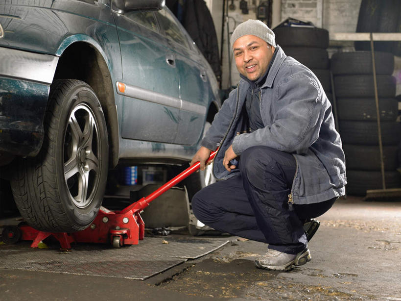 西方人,一个人,蹲,笑,微笑,露齿笑,横图,室内,白天,侧面,汽车,帽子,金属制品,欧洲,欧洲人,仅一个男性,仅一个人,一堆,一辆,许多,握,堆叠,堆积,服装,朦胧,模糊,金属,墙,拿,拿着,扭头,休闲装,墙壁,墙面,车,仅一个年轻男性,一个,衣服,红色,白色,轮胎,交通工具,轿车,转头,休闲,休闲服,握着,服饰,单个,堆,载具,千斤顶,编织帽,男人,男性,年轻男性,白种人,蹲着,彩图,全身