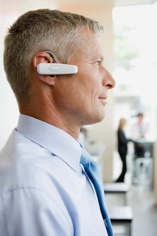 西方人,脸,头,脸颊,一个人,商务人士,商务男性,站,打电话,竖图,室内,特写,白天,侧面,衬衫,电话,手机,欧洲,欧洲人,仅一个男性,仅一个人,仅一个中年男性,套装,朦胧,模糊,领带,注视,通讯设备,肩膀,观察,看,站着,观看,察看,象征,庄重,关注,商务装,身份,蓝牙,工薪阶层,正式,地位,交流,男人,男性,中年男性,白种人,头部,脸部,脸蛋,面部,白领,上班族,沟通,通话,站立,半身,彩图,衬衣