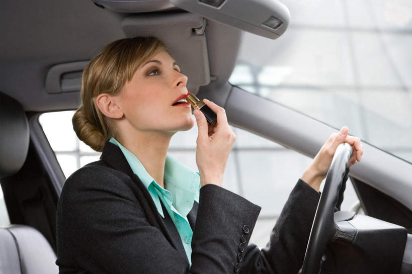 西方人,一个人,商务人士,商务女性,坐,横图,室内,白天,侧面,化妆,美容,机器,仪器,窗户,镜子,落地窗,汽车,欧洲,土耳其,欧洲人,亚洲,仅一个年轻女性,仅一个女性,仅一个人,护肤,握,套装,朦胧,模糊,拿,拿着,注视,设备,玻璃窗,车,唇彩,方向盘,口红,交通工具,轿车,扶,观察,驾驶,看,行驶,保养,享受,休闲,放松,握着,保健,观看,镜像,控制,察看,扶着,镜面,关注,载具,西亚,商务装,工薪阶层,养颜,安纳托利亚,小亚细亚,特洛伊,伊利昂,年轻女性,女人,女性,白种人,白领,上班族,坐着,半身,彩图,土耳其共和国