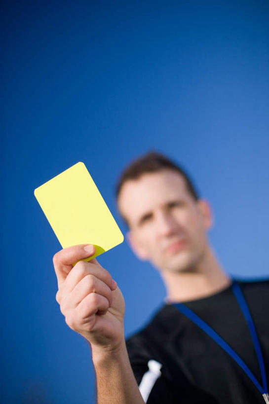 西方人,一个人,站,竖图,室外,白天,仰视,运动服,欧洲,欧洲人,仅一个男性,仅一个人,仅一个中年男性,握,阴影,服装,光线,影子,黄牌,警告,拿,拿着,注视,衣服,蓝色,蓝天,天空,阳光,天,观察,看,站着,警示,握着,服饰,晴朗,观看,禁止,提醒,察看,衣着,穿着,关注,提示,限制,惩罚,违规,犯规,万里无云,衣饰,危险,男人,男性,中年男性,白种人,晴空,晴空万里,站立,半身,彩图,低角度拍摄,运动装