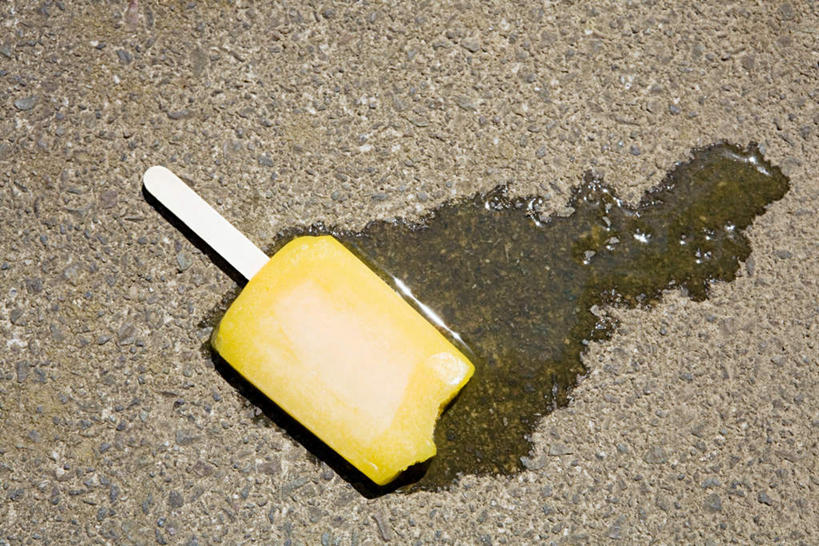 无人,横图,俯视,室外,特写,白天,一根,融化,地面,清凉,棒冰,冰棍,黄色,冷饮,舒服,解暑,冰棒,解渴,熔化,舒爽,消暑,冰条,溶化,熔解,消溶,彩图,高角度拍摄