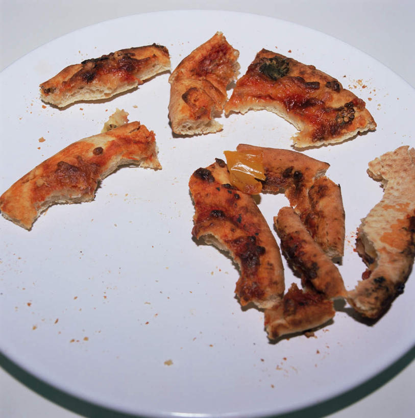 无人,竖图,俯视,室内,特写,白天,烹饪,西餐,餐桌,桌子,餐具,阴影,反射,碟子,盘,影子,料理,食品,披萨,匹萨,凌乱,菜肴,美食,食物,盘子,碟,快餐,西式,佳肴,餐台,混乱,比萨,西式快餐,垃圾食品,意大利薄饼,纷乱,缭乱,庞杂,彩图,高角度拍摄