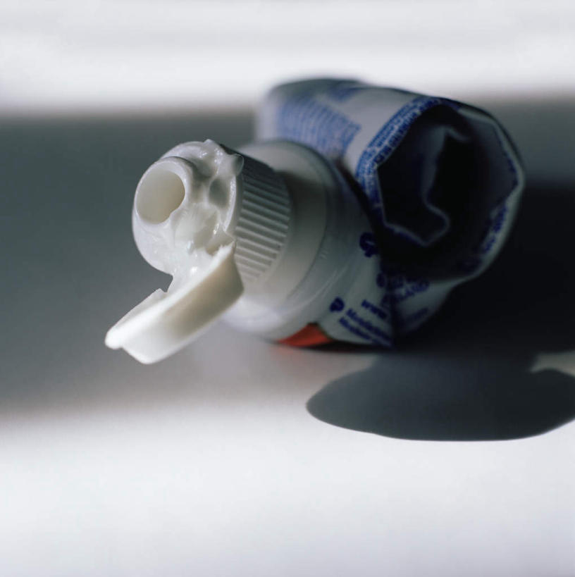 无人,竖图,室内,特写,白天,正面,静物,阴影,灰色背景,卷曲,反射,牙膏,影子,一个,日用品,清洁,摄影,影棚,单个,洗漱用品,卫生,彩图,影棚拍摄,拍摄