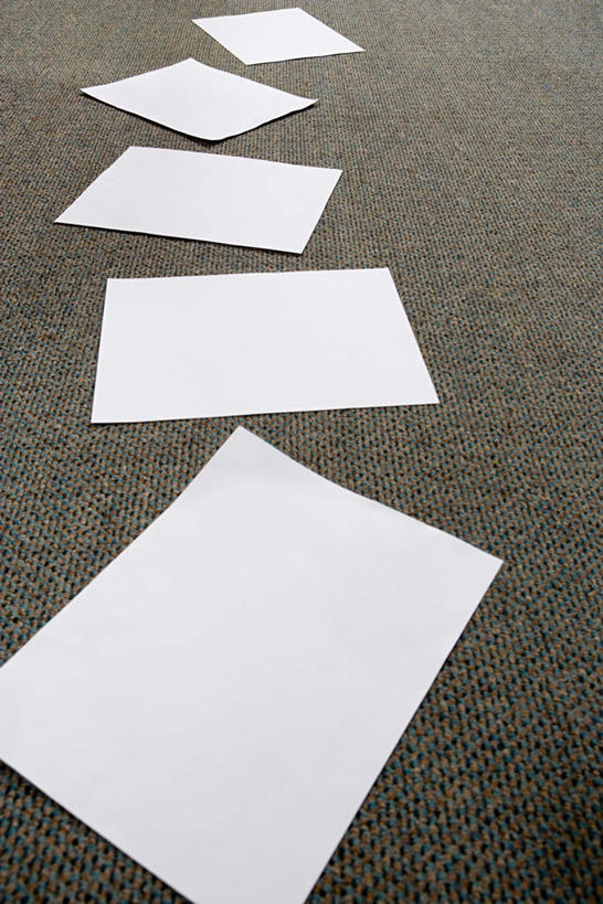 无人,办公室,竖图,俯视,室内,特写,白天,静物,散落,材料,档案,文件,纸,地面,排列,手稿,资料,证明,队列,文档,五张,彩图,高角度拍摄