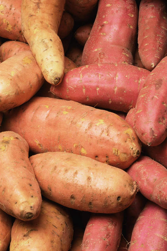 无人,竖图,俯视,室内,特写,白天,蔬菜,土豆,一堆,许多,堆叠,堆积,新鲜,食品,食物,红色,橙色,有机食品,绿色食品,堆,芋艿,洋芋,山药蛋,马铃薯,彩图,高角度拍摄