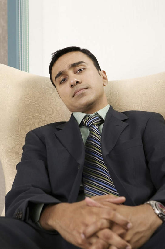 一个人,商务人士,商务男性,坐,闭眼,竖图,室内,白天,正面,衬衫,沙发,亚洲,仅一个男性,仅一个人,套装,时间,时钟,手表,领带,计时,仅一个年轻男性,钟表,靠,靠着,倚靠,休息,表,腕表,倚着,象征,庄重,商务装,身份,布艺沙发,工薪阶层,正式,地位,歇息,苏息,男人,男性,年轻男性,亚洲人,印度人,白领,上班族,钟,闭眼睛,闭着眼,闭着眼睛,坐着,半身,彩图,衬衣