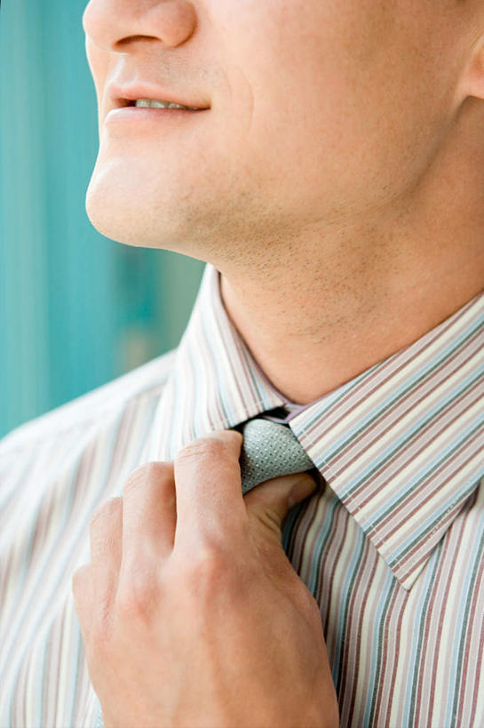 西方人,脖子,手,一个人,商务人士,商务男性,笑,微笑,露齿笑,竖图,室内,特写,白天,正面,衬衫,欧洲,欧洲人,仅一个男性,仅一个人,套装,朦胧,模糊,领带,肩膀,仅一个年轻男性,手部,整理,单手,象征,庄重,商务装,身份,收拾,工薪阶层,正式,地位,整顿,清算,男人,男性,年轻男性,白种人,脖,颈,颈部,白领,上班族,半身,彩图,衬衣