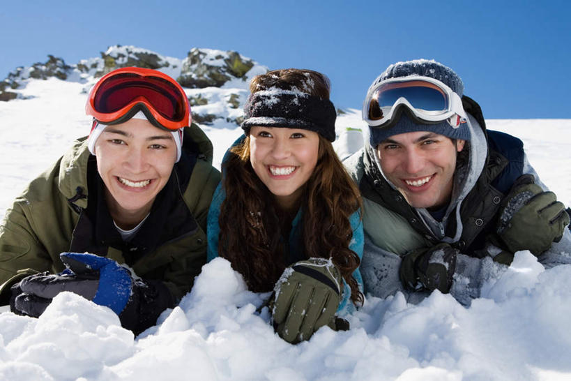 西方人,三个人,伙伴,朋友,笑,微笑,露齿笑,横图,室外,白天,正面,友谊,安全,雪,植物,大雪,欧洲,欧洲人,阴影,服装,光线,眼镜,影子,积雪,雪景,冬季,冬天,防护,注视,休闲装,树,树木,衣服,蓝色,绿色,蓝天,天空,阳光,自然,天,观察,看,趴着,休闲,休闲服,寒冷,服饰,生长,晴朗,成长,观看,护目镜,保护,察看,关注,保险,万里无云,保全,周全,安稳,安定,严寒,安全防护眼镜,三副,平安,友情,男人,男性,年轻男性,年轻女性,女人,女性,白种人,晴空,晴空万里,趴,半身,彩图,防护眼镜