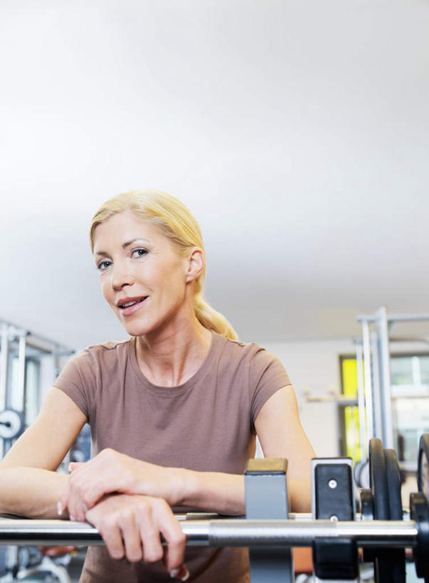 西方人,一个人,健身房,站,笑,微笑,露齿笑,竖图,室内,白天,仰视,运动服,锻炼,运动,举重,杠铃,天花板,欧洲,欧洲人,仅一个年轻女性,仅一个女性,仅一个人,服装,注视,运动器械,衣服,白色,观察,看,站着,健身器械,服饰,观看,察看,健美,衣着,穿着,关注,瘦身,健身器材,塑形,杠铃操,衣饰,体育,杠铃运动,年轻女性,女人,女性,白种人,站立,半身,彩图,低角度拍摄,健身,健身馆,运动器材,运动装,举重运动