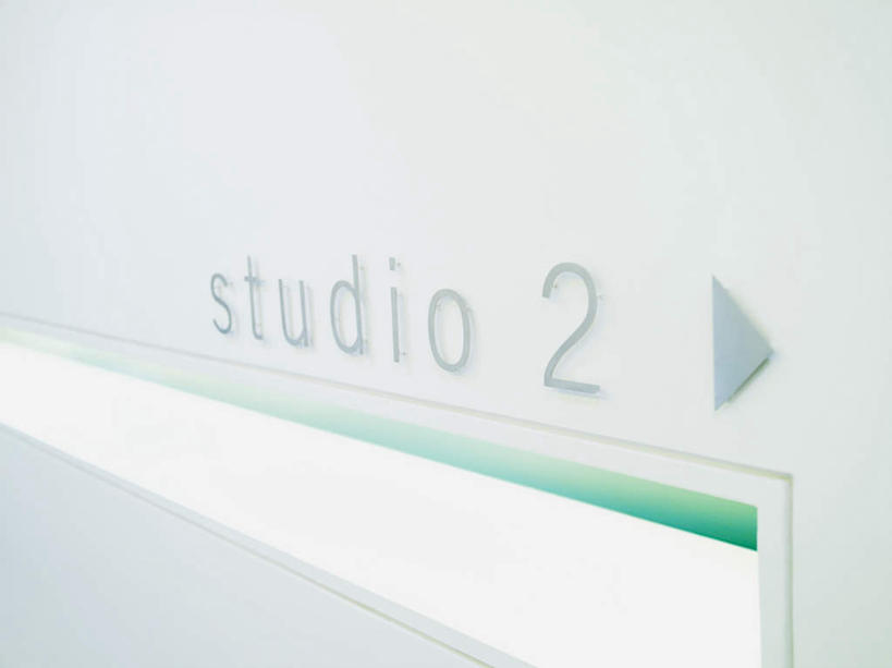 无人,横图,室内,特写,白天,正面,英文,标志,数字,文字,字符,字母,墙,方向,标识,箭头,墙壁,墙面,阿拉伯数字,英文字母,指向,簇,彩图