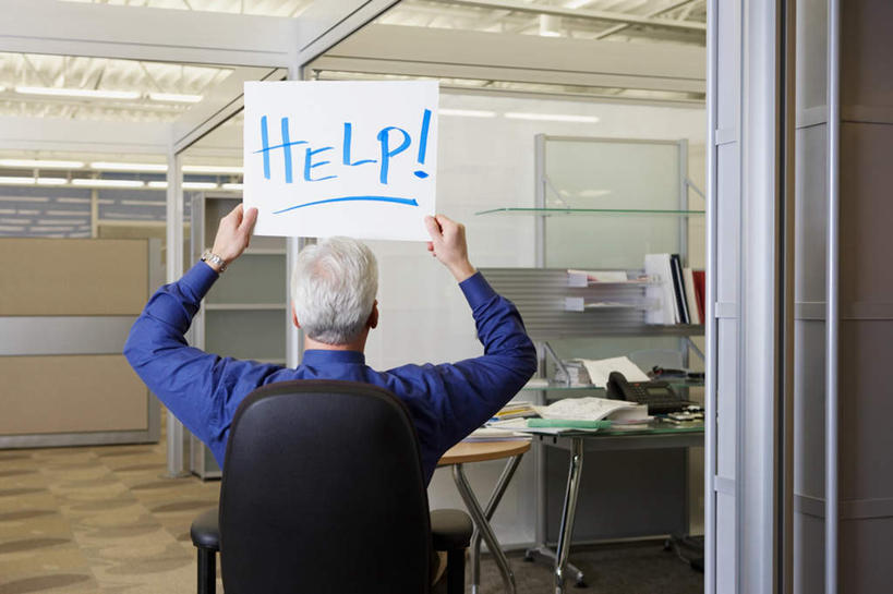 西方人,一个人,商务人士,商务男性,办公室,坐,举,横图,室内,白天,衬衫,窗户,家具,桌子,椅子,欧洲,欧洲人,仅一个男性,仅一个人,握,套装,英文,标志,文字,字符,字母,办公桌,墙,拿,拿着,标识,玻璃窗,墙壁,墙面,背面,会议椅,托,仅一个老年男性,帮助,握着,英文字母,办公椅,帮忙,紧急,求助,商务装,工薪阶层,办公家具,商务椅,培训椅,辅助,告急,帮手,扶助,匡助,危急,乞助,老年男性,男人,男性,白种人,白领,上班族,举起,举手,举着,向上举,向上伸,向上托,坐着,半身,彩图,衬衣,资助