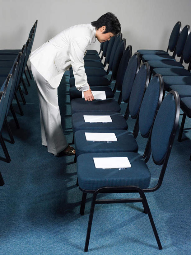 东方人,一个人,商务人士,商务女性,站,竖图,室内,白天,侧面,椅子,亚洲,仅一个女性,仅一个人,一排,许多,握,套装,整齐,材料,档案,文件,墙,注视,黄种人,墙壁,墙面,排列,白色,会议椅,资料,低头,观察,看,站着,仅一个中年女性,握着,观看,办公椅,察看,队列,关注,文档,商务装,工薪阶层,商务椅,培训椅,四份,女人,女性,中年女性,亚洲人,白领,上班族,站立,彩图,全身