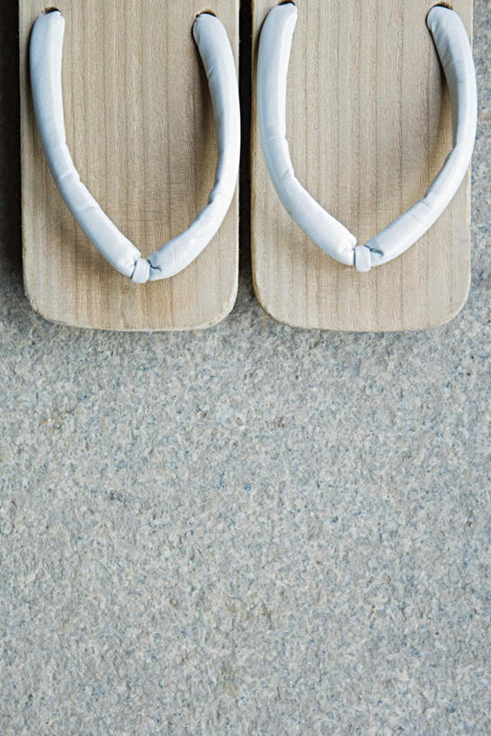 无人,竖图,俯视,室内,特写,白天,地板,静物,鞋子,一双,木屐,木鞋,彩图,高角度拍摄,人字拖,人字拖鞋