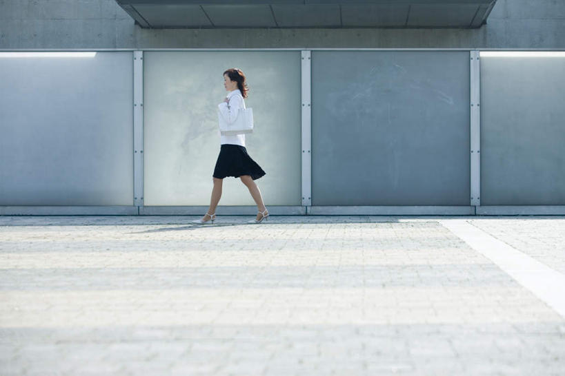 东方人,一个人,商务人士,商务女性,走,横图,室外,白天,侧面,裙子,照明,亚洲,仅一个年轻女性,仅一个女性,仅一个人,阴影,套装,朦胧,模糊,光线,影子,灯光,注视,黄种人,顶灯,灯,灯具,观察,看,短裙,观看,半身裙,百褶裙,照亮,察看,照明设备,关注,商务装,工薪阶层,年轻女性,女人,女性,亚洲人,白领,上班族,步行,散步,走路,彩图,全身