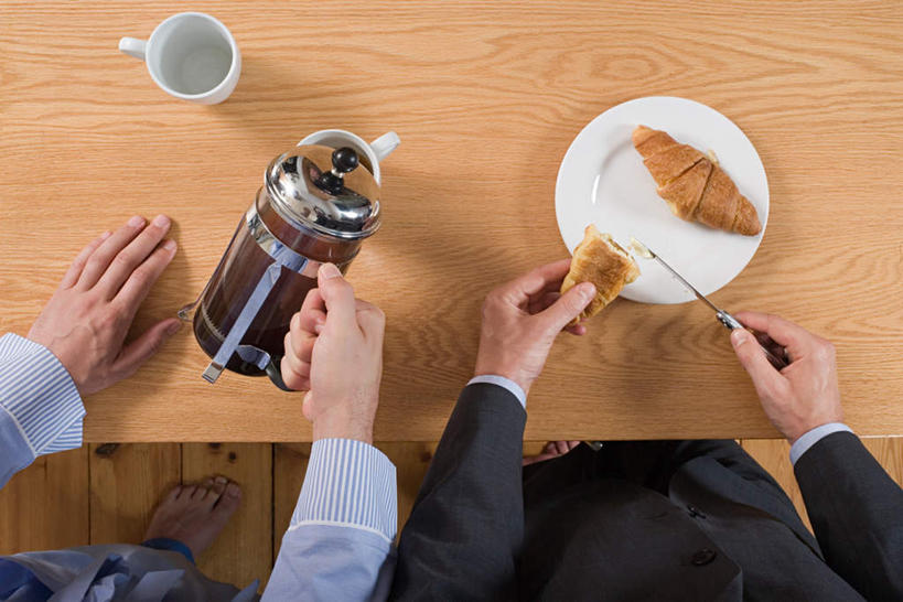 点心,面包,咖啡,西方人,两个人,伙伴,朋友,商务人士,商务男性,办公室,站,横图,俯视,室内,白天,衬衫,友谊,幸福,合作,团队,家具,桌子,野生动物,餐具,欧洲,欧洲人,握,套装,碟子,工具,盘,办公桌,食品,面点,刀具,拿,拿着,注视,娱乐,食物,糕点,饮料,动物,盘子,碟,刀,观察,看,站着,享受,休闲,温馨,放松,乐趣,战略,握着,观看,察看,提神,舒适,关注,餐刀,醒脑,商务装,狡猾,工薪阶层,办公家具,联合,合谋,软饮料,狡诈,黄鼬,配合,协作,男人,男性,中年男性,白种人,白领,上班族,黄鼠狼,站立,半身,彩图,高角度拍摄,衬衣