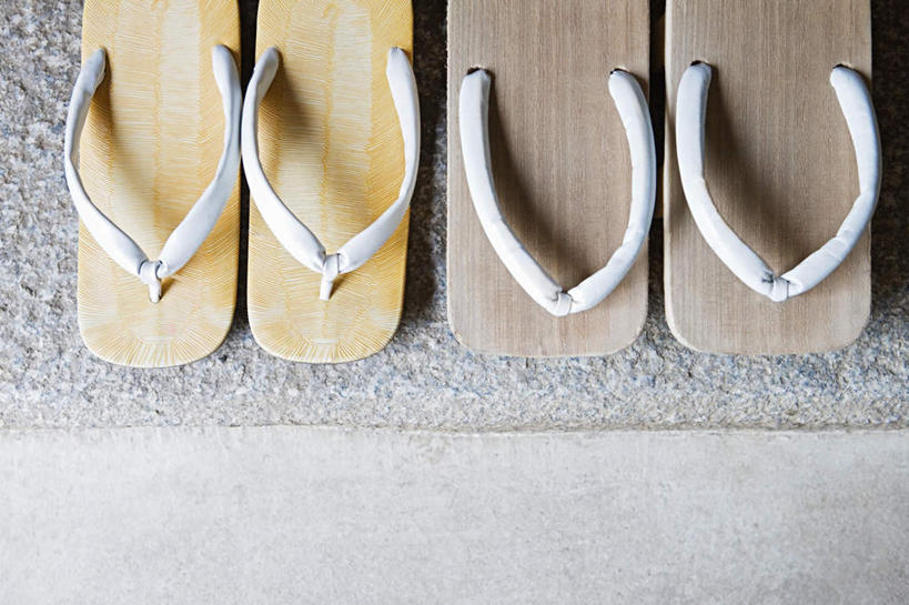 无人,横图,俯视,室内,特写,白天,鞋子,一排,整齐,并列,并排,木制,瓷砖,地砖,地面,两双,木屐,排列,木制品,队列,平行,木鞋,彩图,高角度拍摄,人字拖,人字拖鞋