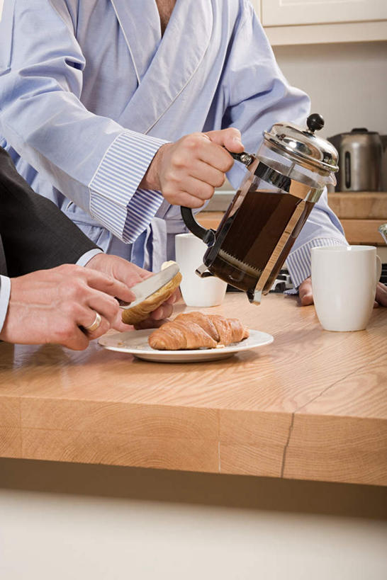 点心,面包,咖啡,西方人,手,两个人,坐,竖图,室内,白天,正面,浴袍,爱情,幸福,野生动物,杯子,餐具,欧洲,欧洲人,握,瓷器,碟子,工具,盘,食品,面点,咖啡杯,陶瓷制品,浪漫,拿,拿着,娱乐,食物,糕点,饮料,动物,盘子,碟,复健,享受,休闲,康复,温暖,温馨,手部,器械,恩爱,放松,乐趣,握着,恋人,和睦,医疗设备,提神,舒适,瓷杯,醒脑,医疗器械,同性恋,医疗工具,狡猾,假肢,义肢,软饮料,辅助设备,狡诈,黄鼬,男人,男性,年轻男性,中年男性,白种人,情侣,黄鼠狼,坐着,半身,彩图,汤帷子,浴衣,伴侣,融洽