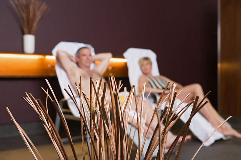 西方人,老年人,两个人,家庭,夫妻,躺,闭眼,横图,室外,白天,正面,泳装,爱情,植物,椅子,欧洲,欧洲人,抱头,朦胧,模糊,盆栽,木椅,墙,躺椅,枝条,盆景,浪漫,墙壁,墙面,树,树木,树枝,绿色,自然,休息,温暖,温馨,一家人,恩爱,恋人,生长,成长,和睦,连体泳衣,歇息,捧首,捧头,苏息,虬枝,枝杈,卧着,老年男性,老年女性,男人,男性,女人,女性,白种人,夫妇,情侣,闭眼睛,闭着眼,闭着眼睛,躺着,卧,彩图,全身,泳衣,伴侣,融洽