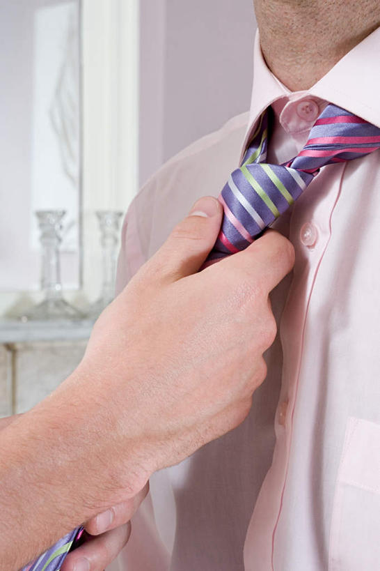 西方人,手,两个人,竖图,室内,特写,白天,正面,衬衫,爱情,窗户,欧洲,欧洲人,双手,握,阴影,反射,影子,墙,领带,浪漫,拿,拿着,玻璃窗,墙壁,墙面,温暖,温馨,手部,恩爱,握着,恋人,整理,和睦,象征,庄重,身份,同性恋,收拾,正式,地位,整顿,清算,男人,男性,年轻男性,中年男性,白种人,情侣,半身,彩图,衬衣,伴侣,融洽