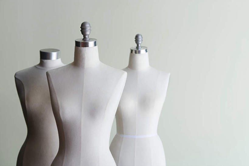 无人,横图,室内,白天,正面,灰色背景,人造模特,墙,墙壁,墙面,三个,摄影,影棚,道具,服装模特,模特道具,时装道具,展示道具,服装模特道具,陈列道具,半身,彩图,影棚拍摄,拍摄