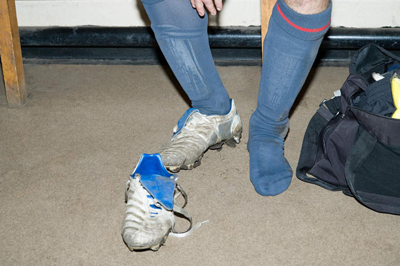 西方人,一个人,坐,横图,俯视,室内,白天,运动鞋,床,卧室,鞋子,欧洲,欧洲人,仅一个男性,仅一个人,包,床单,旅行包,被子,袜子,仅一个年轻男性,背包,单人床,休闲鞋,长袜,被单,长筒袜,旅游包,长统袜,男人,男性,年轻男性,白种人,坐着,半身,彩图,高角度拍摄,睡房,卧房,双肩包