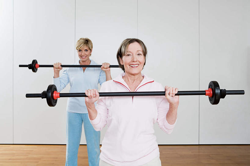 西方人,两个人,伙伴,朋友,健身房,站,笑,微笑,露齿笑,横图,室内,白天,正面,锻炼,友谊,运动,举重,杠铃,地板,欧洲,欧洲人,握,服装,墙,地面,拿,拿着,注视,休闲装,运动器械,木地板,墙壁,墙面,衣服,观察,看,站着,休闲,休闲服,健身器械,握着,服饰,观看,察看,健美,关注,瘦身,健身器材,塑形,杠铃操,体育,友情,杠铃运动,老年女性,女人,女性,白种人,站立,半身,彩图,健身,健身馆,运动器材,举重运动