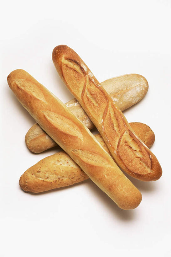 点心,面包,无人,竖图,俯视,室内,特写,白天,白色背景,桌面,桌子,木制,食品,面点,法国面包,食物,糕点,木制品,四个,摄影,影棚,长棍面包,法式长棍面包,彩图,高角度拍摄,影棚拍摄,拍摄