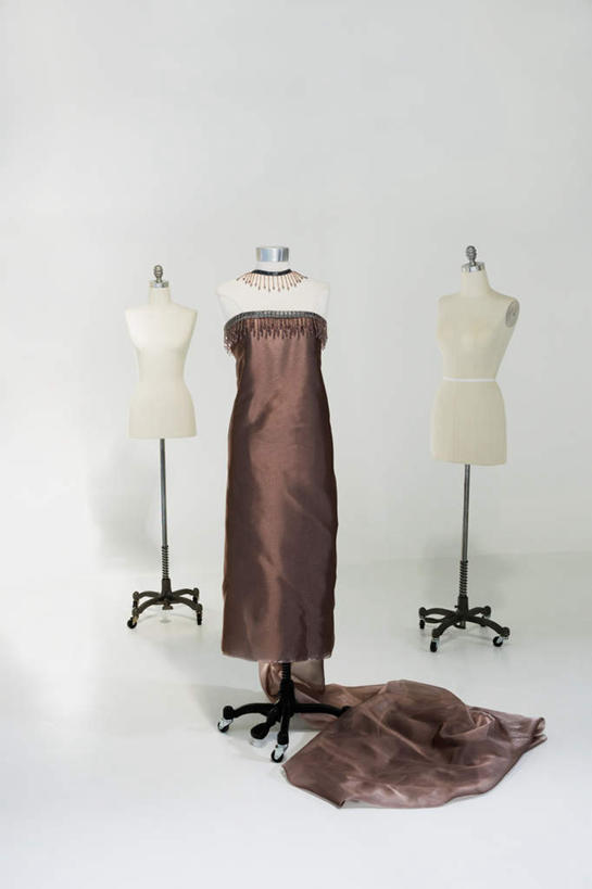 无人,竖图,室内,特写,白天,白色背景,正面,裙子,晚礼服,阴影,连衣裙,反射,人造模特,影子,棕色,三个,摄影,影棚,道具,服装模特,模特道具,燕尾服,时装道具,展示道具,服装模特道具,陈列道具,彩图,影棚拍摄,晚宴服,舞会服,洋服,洋装,夜礼服,拍摄