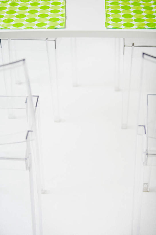 无人,竖图,俯视,室内,特写,白天,餐桌,桌子,椅子,装饰,斑点,绿色,垫子,餐台,华丽,修饰,点缀,衬托,美观,雅致,雅观,彩图,高角度拍摄