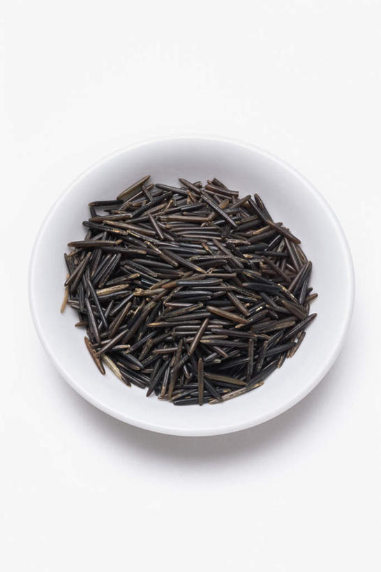 无人,竖图,俯视,室内,特写,白天,白色背景,一堆,许多,阴影,堆叠,堆积,反射,影子,谷类,谷物,米,很多,大米,黑色,摄影,影棚,堆,彩图,高角度拍摄,影棚拍摄,拍摄