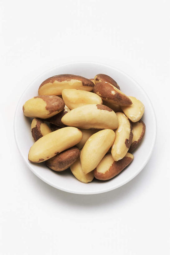 无人,竖图,俯视,室内,特写,白天,白色背景,一堆,许多,阴影,堆叠,堆积,反射,影子,陶瓷,坚果,果实,陶瓷制品,很多,一个,容器,碗,干果,摄影,影棚,单个,储藏,堆,储存,巴西栗,巴西坚果,巴西果,鲍鱼果,彩图,高角度拍摄,影棚拍摄,拍摄,贮存