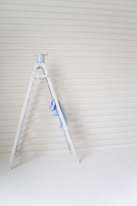 无人,攀登,竖图,室内,白天,正面,车库,静物,梯子,阶梯,墙,墙壁,墙面,白色,爬,上升,人字梯,登高,攀爬,彩图