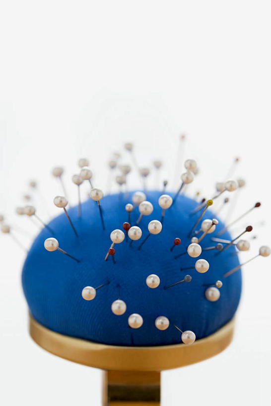 无人,竖图,室内,特写,白天,白色背景,正面,静物,许多,墙,针,墙壁,墙面,排列,一个,蓝色,白色,摄影,影棚,单个,缝纫,摆列,针包,针垫,彩图,影棚拍摄,拍摄,布列,分列