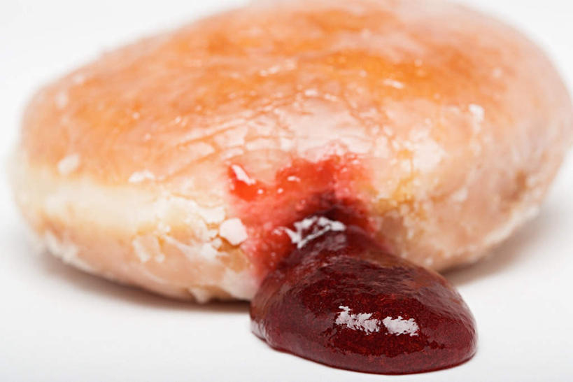 点心,面包,无人,横图,室内,特写,白天,白色背景,正面,阴影,朦胧,模糊,反射,液体,影子,食品,面点,食物,糕点,一个,红色,果酱,甜甜圈,摄影,影棚,单个,馅料,果子酱,多纳滋面包,唐纳滋,面包圈,彩图,影棚拍摄,拍摄