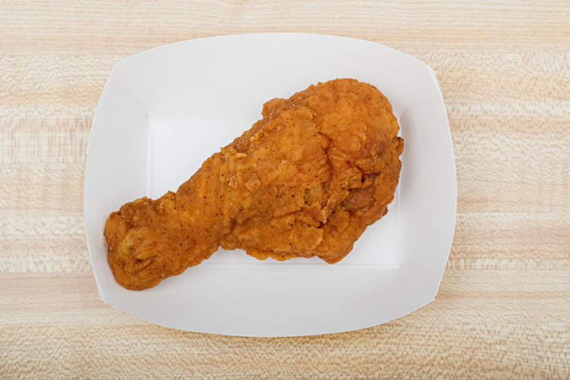 无人,横图,俯视,室内,特写,白天,餐桌,桌子,餐具,阴影,反射,木制,碟子,盘,影子,鸡肉,肉,鸡腿,肉类,一个,白色,盘子,木制品,碟,单个,餐台,炸鸡,肉食,彩图,高角度拍摄