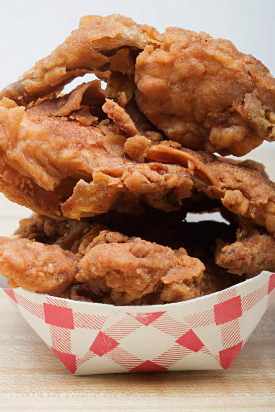 无人,竖图,室内,特写,白天,正面,餐桌,桌子,三块,朦胧,模糊,陶瓷,墙,鸡肉,肉,油炸,陶瓷制品,肉类,墙壁,墙面,一个,白色,容器,碗,单个,餐台,储藏,储存,炸鸡,肉食,彩图,贮存