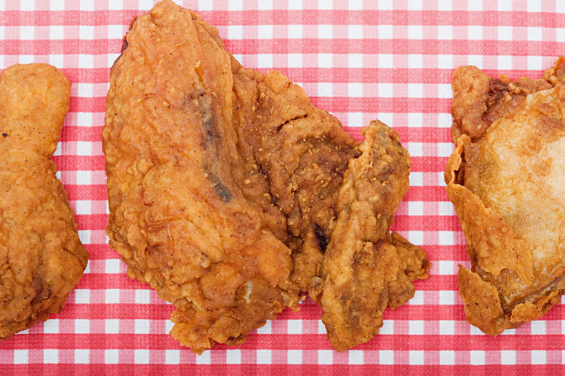 无人,横图,俯视,室内,特写,白天,烹饪,西餐,一排,整齐,布料,格子,鸡肉,肉,料理,食品,布纹,菜肴,美食,肉类,桌布,食物,排列,三个,粉色,餐巾,台布,快餐,西式,佳肴,队列,炸鸡,肉食,西式快餐,垃圾食品,彩图,高角度拍摄