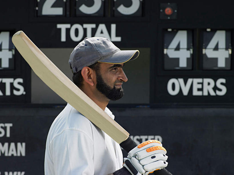 西方人,胡须,一个人,运动员,站,笑,微笑,横图,室外,白天,侧面,运动服,安全,显示器,帽子,欧洲,欧洲人,仅一个男性,仅一个人,仅一个中年男性,握,服装,朦胧,模糊,标志,屏幕,数字,文字,字符,防护,拿,拿着,注视,标识,显示屏,运动器械,运动帽,球,骑,衣服,黑色,手套,观察,看,扛,站着,健身器械,鸭舌帽,握着,阿拉伯数字,服饰,观看,保护,察看,衣着,穿着,关注,保险,健身器材,输出设备,记分牌,板球,保全,周全,安稳,安定,防护手套,衣饰,电子记分牌,板球棒,扛在肩上,骑在肩上,平安,男人,男性,中年男性,白种人,胡子,络腮胡,体育运动员,运动选手,站立,半身,彩图,运动器材,运动装