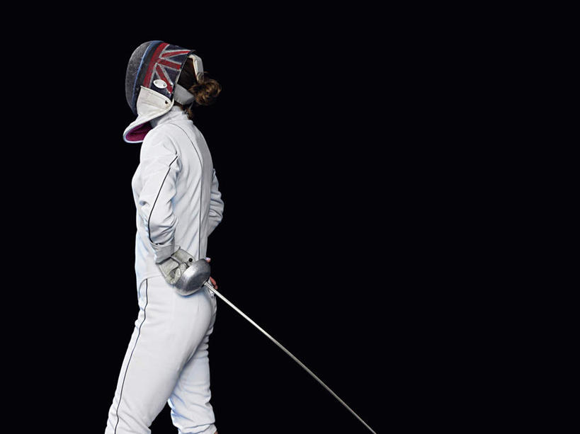 西方人,一个人,站,横图,室内,白天,侧面,运动服,锻炼,运动,帽子,欧洲,欧洲人,仅一个年轻女性,仅一个女性,仅一个人,握,阴影,黑色背景,服装,反射,头盔,影子,速度,拿,拿着,注视,娱乐,衣服,白色,安全帽,观察,看,站着,力量,平衡,握着,摄影,服饰,影棚,观看,技巧,协调,察看,剑,衣着,穿着,关注,灵敏,击剑运动,背手,柔韧,花剑,趣味,耐力,抗争,佩剑,锐剑,重剑,剑术,衣饰,体育,击剑,年轻女性,女人,女性,白种人,站立,半身,彩图,影棚拍摄,健身,拍摄,运动装