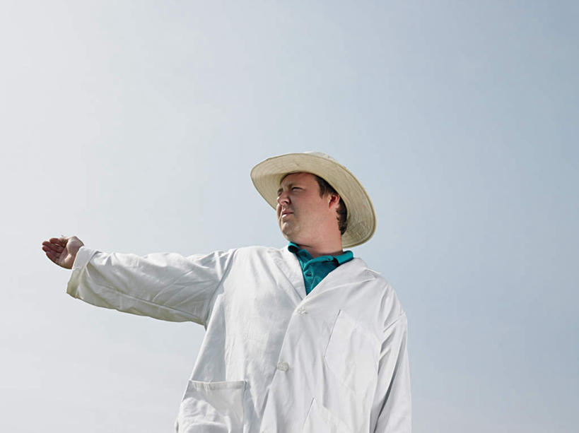 西方人,一个人,站,举,笑,微笑,露齿笑,横图,室外,白天,仰视,帽子,欧洲,欧洲人,仅一个男性,仅一个人,仅一个中年男性,裁判,阴影,服装,朦胧,模糊,光线,草帽,影子,扭头,注视,休闲装,衣服,蓝色,蓝天,天空,阳光,天,观察,看,托,站着,转头,休闲,休闲服,服饰,晴朗,观看,察看,关注,万里无云,男人,男性,中年男性,白种人,晴空,晴空万里,举起,举手,举着,向上举,向上伸,向上托,站立,半身,彩图,低角度拍摄