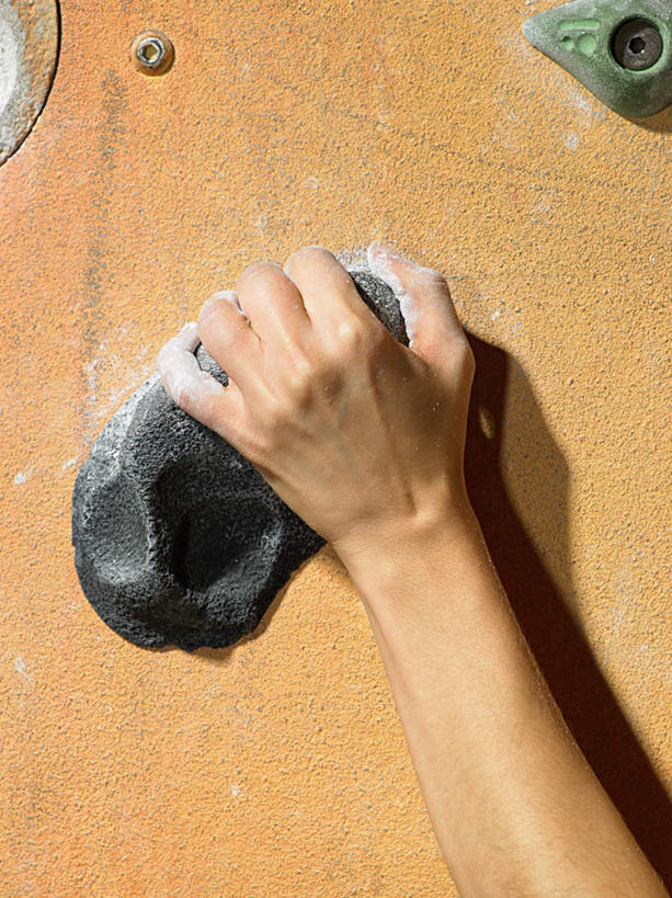 西方人,手,一个人,攀登,竖图,室内,特写,白天,锻炼,旅游,度假,探险,运动,攀岩,石头,欧洲,欧洲人,仅一个年轻女性,仅一个女性,仅一个人,握,石子,墙,拿,拿着,娱乐,极限运动,墙壁,墙面,背面,享受,休闲,手部,爬,放松,握着,单手,室外运动,户外运动,攀岩墙,冒险,体育,年轻女性,女人,女性,白种人,石块,岩石,登山,攀爬,半身,彩图,健身