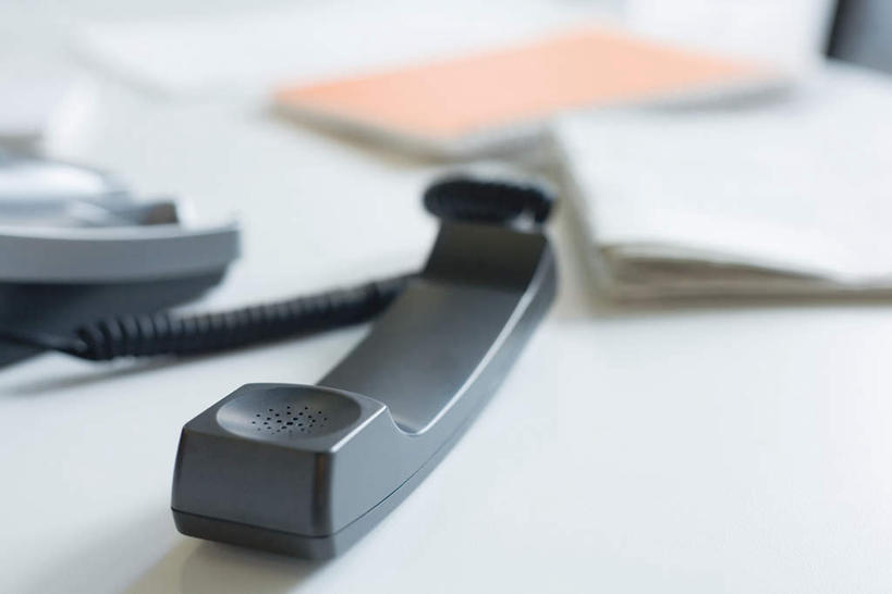 无人,办公室,打电话,横图,室内,特写,白天,正面,家具,桌子,电话,朦胧,模糊,材料,档案,文件,纸,办公桌,通讯设备,话筒,手稿,资料,电话线,证明,文档,文件架,资料架,办公家具,文件框,文件座,资料档,资料座,交流,电话机,沟通,通话,彩图